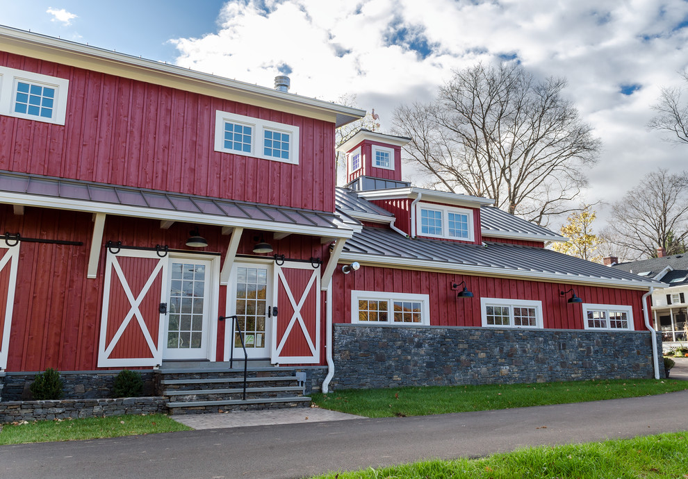 Idee per la facciata di una casa grande rossa country a due piani con rivestimento in legno