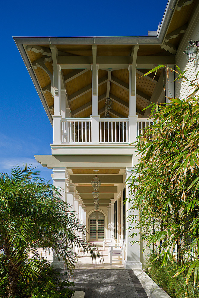 Foto della facciata di una casa bianca tropicale a due piani