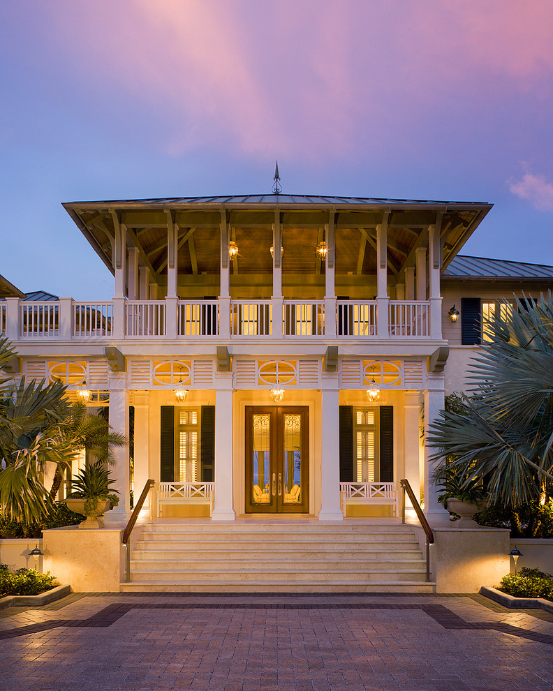Свежая идея для дизайна: двухэтажный, белый дом в морском стиле с вальмовой крышей - отличное фото интерьера