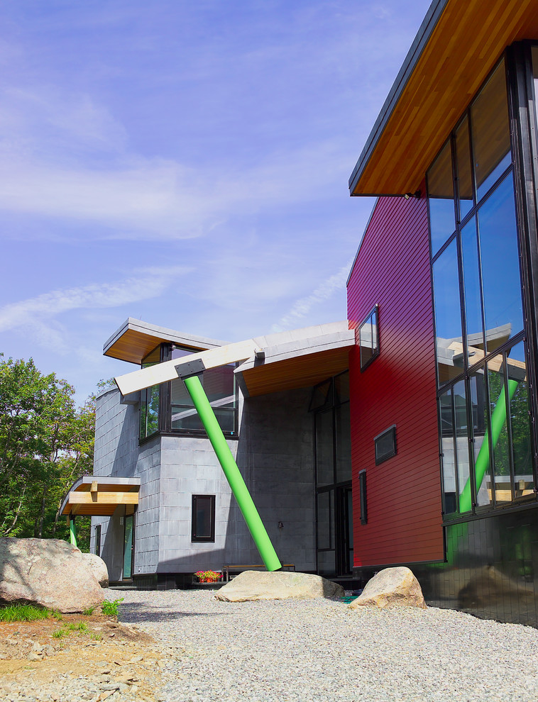 Imagen de fachada de casa multicolor contemporánea grande de dos plantas con revestimiento de metal