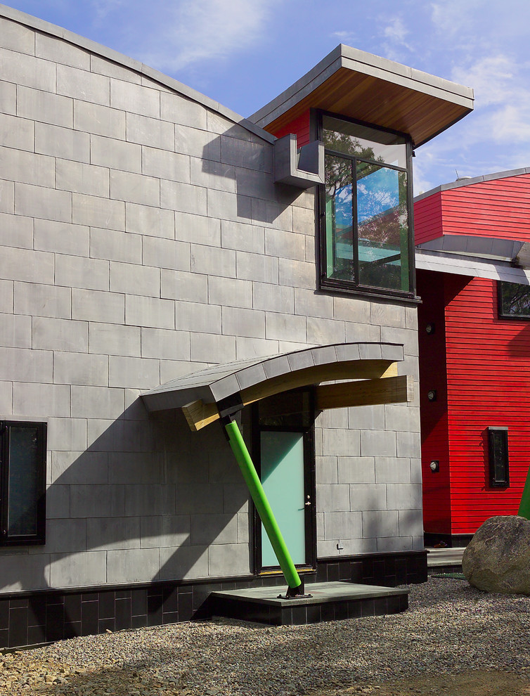Modern inredning av ett stort flerfärgat hus, med två våningar och metallfasad