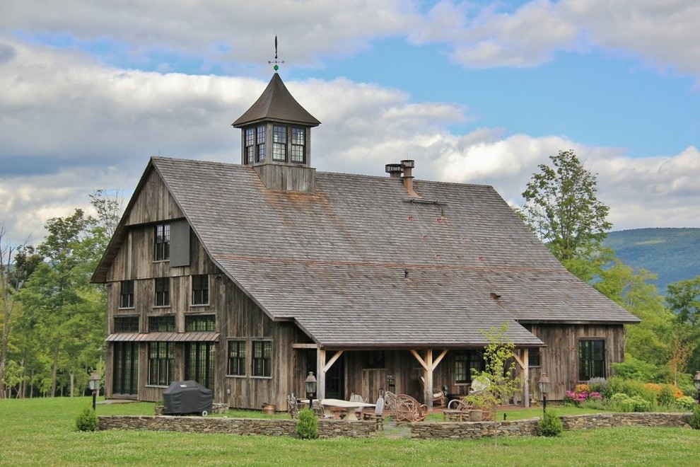 Exemple d'une grande façade de maison chic en bois à deux étages et plus avec un toit à deux pans.