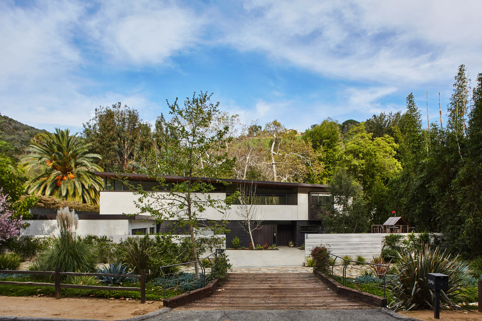 Zweistöckiges Modernes Einfamilienhaus mit Putzfassade, bunter Fassadenfarbe und Pultdach in Los Angeles