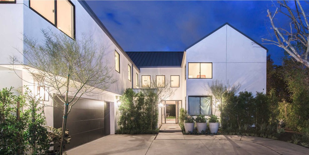 Großes, Zweistöckiges Modernes Einfamilienhaus mit Putzfassade, weißer Fassadenfarbe und Satteldach in Los Angeles