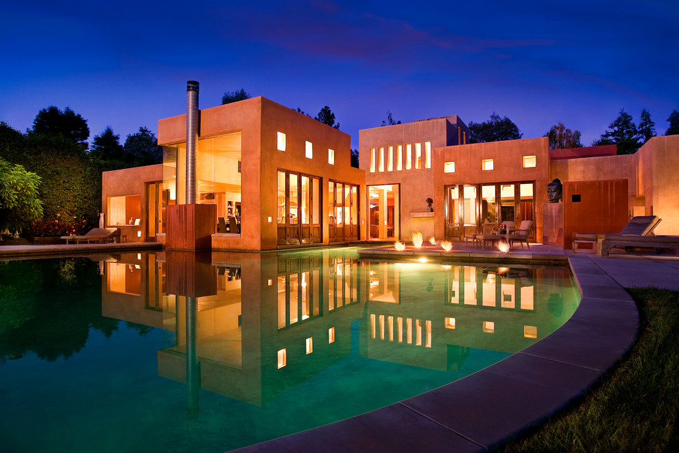 Großes, Einstöckiges Mediterranes Einfamilienhaus mit Flachdach und oranger Fassadenfarbe in Los Angeles