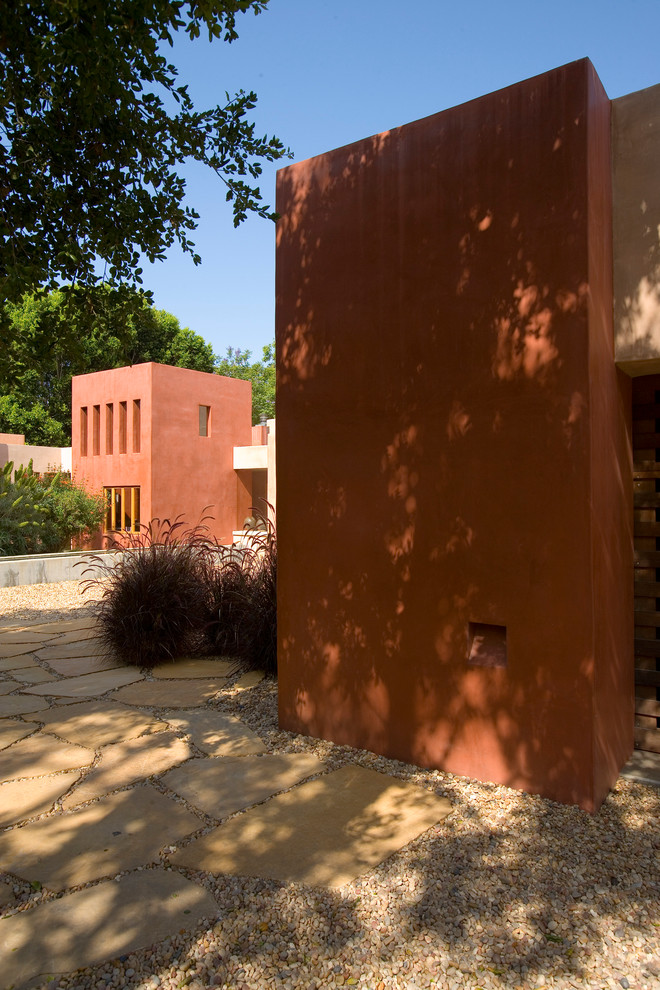 Foto di un ampio giardino mediterraneo esposto a mezz'ombra nel cortile laterale con pavimentazioni in pietra naturale