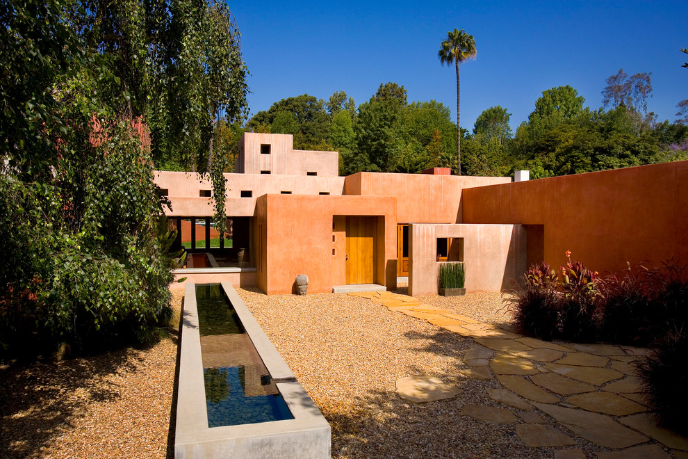 Immagine di un grande giardino mediterraneo esposto a mezz'ombra davanti casa con pavimentazioni in pietra naturale