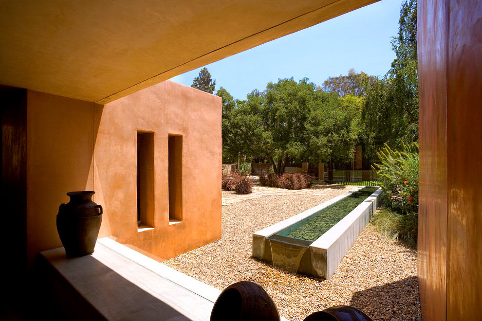 Ispirazione per un ampio giardino xeriscape mediterraneo esposto in pieno sole davanti casa con ghiaia