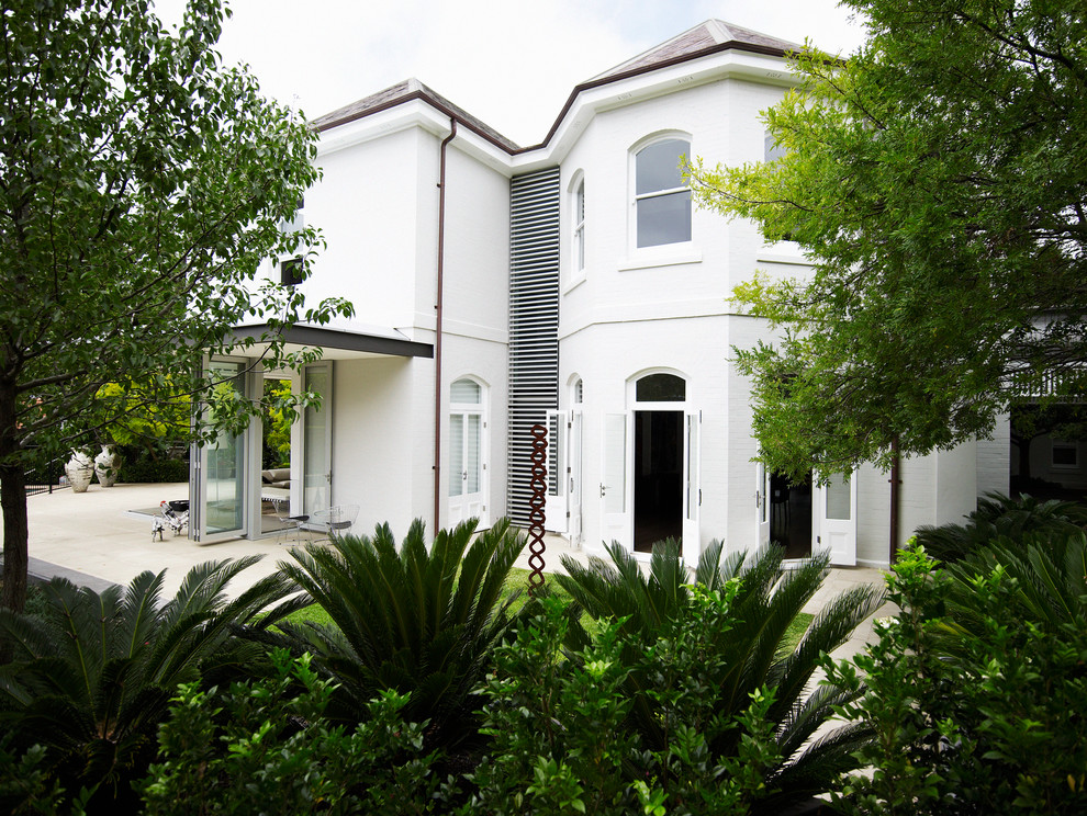Esempio della facciata di una casa grande bianca moderna a due piani con rivestimento in mattoni