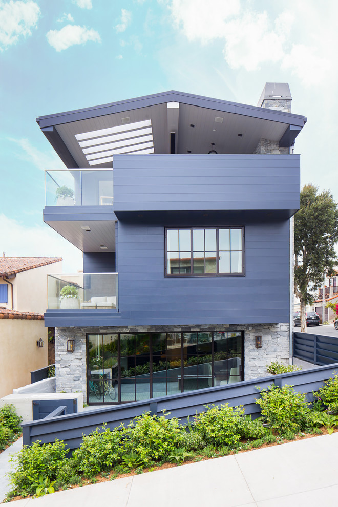 Ispirazione per la villa grande blu contemporanea a tre piani con rivestimento in legno, tetto a capanna e copertura in metallo o lamiera