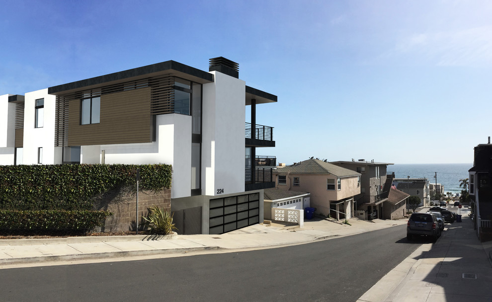 Großes, Dreistöckiges Modernes Haus mit weißer Fassadenfarbe und Flachdach in Los Angeles