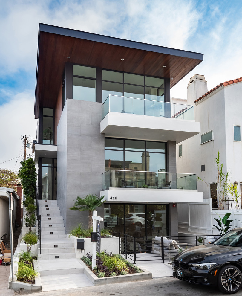 Dreistöckiges Modernes Einfamilienhaus mit Mix-Fassade, bunter Fassadenfarbe und Flachdach in Los Angeles