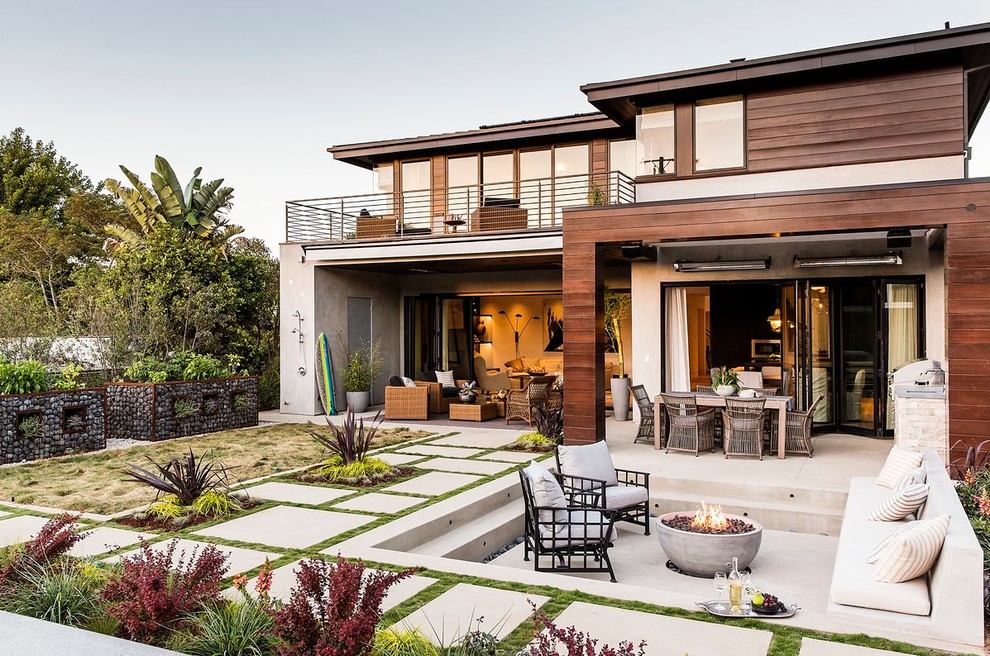 Zweistöckige Moderne Holzfassade Haus mit Flachdach in Los Angeles