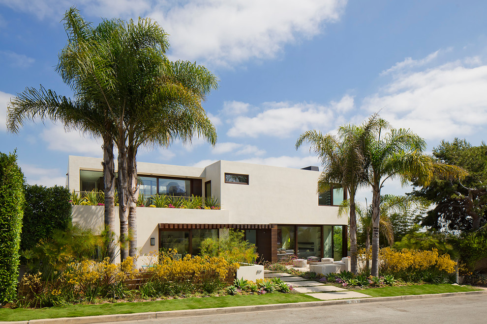 Идея дизайна: трехэтажный, белый дом среднего размера в морском стиле с облицовкой из цементной штукатурки и плоской крышей