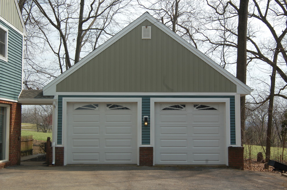 На фото: гараж среднего размера в классическом стиле с