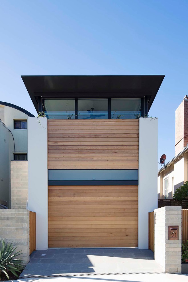 Foto de fachada de casa minimalista de dos plantas con revestimiento de madera
