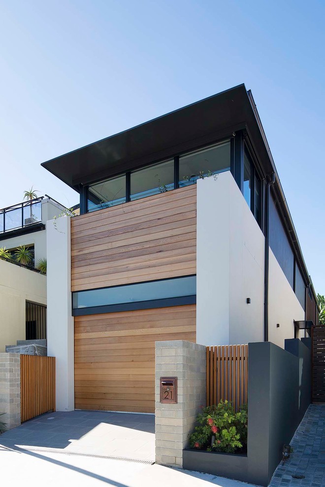 Idées déco pour une façade de maison moderne en bois à un étage.
