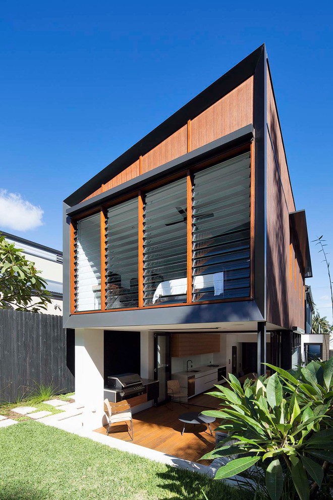 Inspiration for a modern two floor detached house in Sydney with wood cladding.