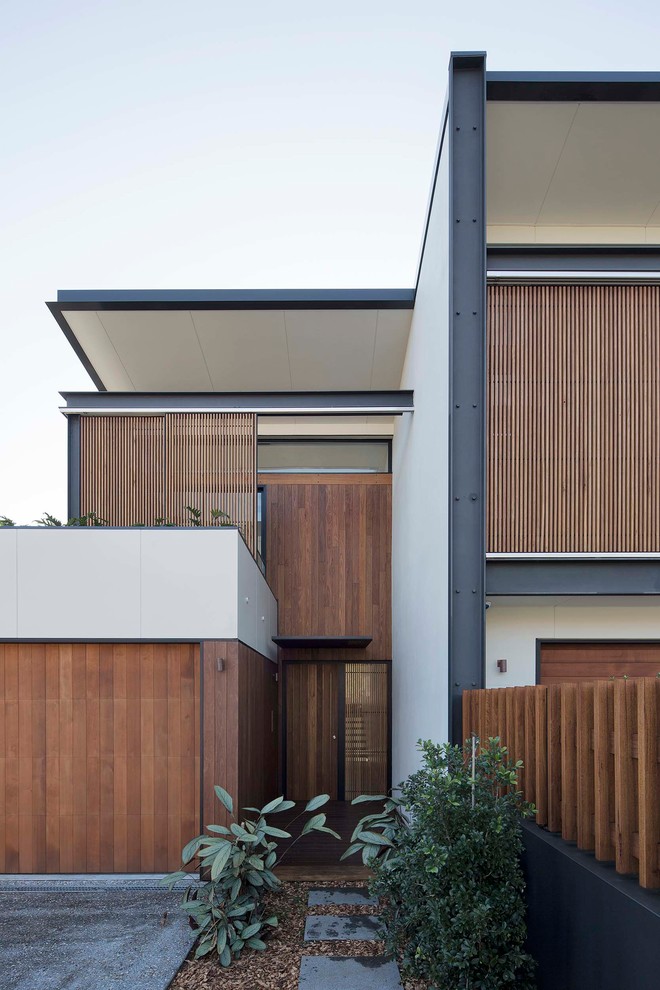 Diseño de fachada de casa pareada contemporánea de tamaño medio de dos plantas con revestimiento de madera y tejado plano