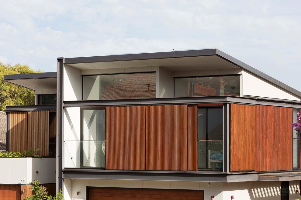 Idee per la facciata di una casa a schiera grande bianca contemporanea a tre piani con rivestimento in legno, tetto piano e copertura in metallo o lamiera