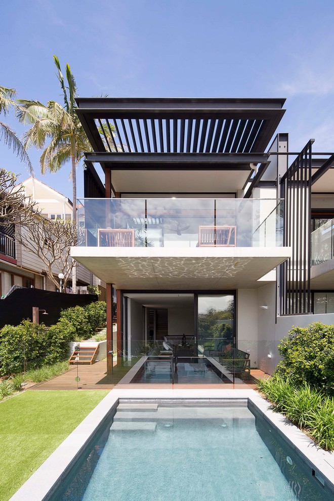 Großes, Dreistöckiges Modernes Haus mit weißer Fassadenfarbe, Flachdach und Blechdach in Sydney