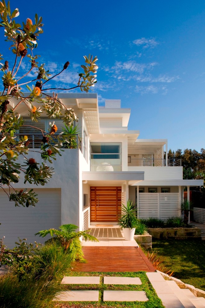 Idee per la facciata di una casa bianca contemporanea a due piani