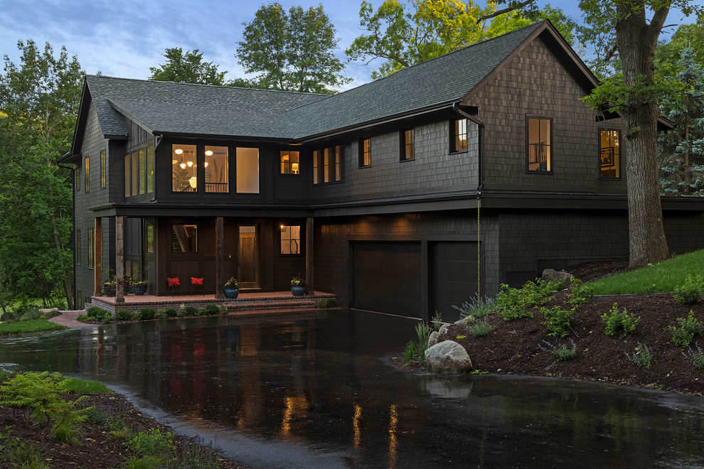 Diseño de fachada de casa marrón rústica de tamaño medio de dos plantas con revestimiento de aglomerado de cemento, tejado plano y tejado de teja de madera