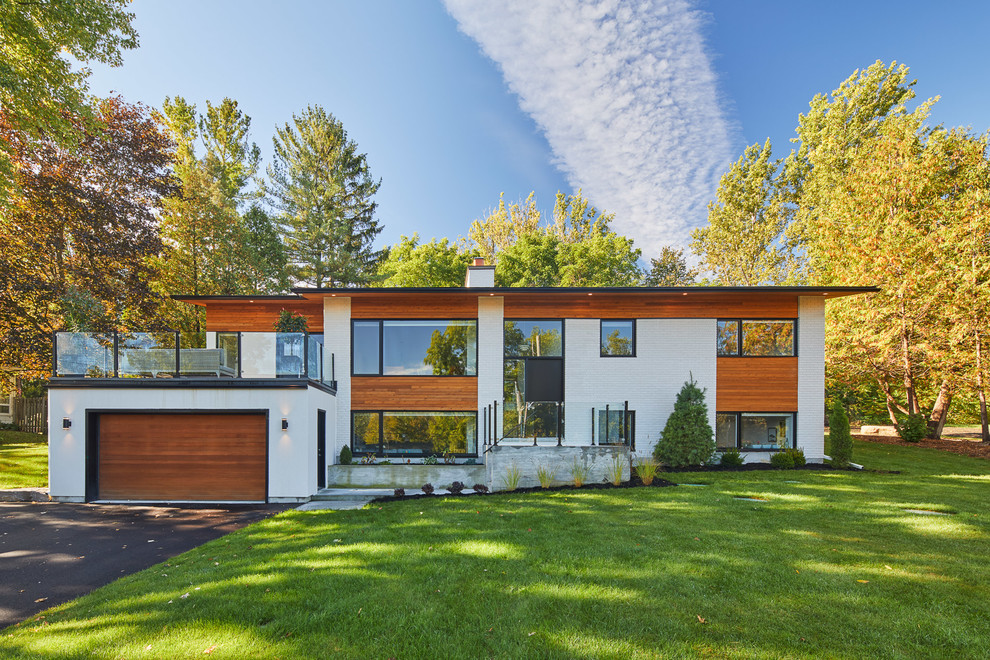 Modelo de fachada de casa blanca retro grande de dos plantas con tejado plano y revestimientos combinados