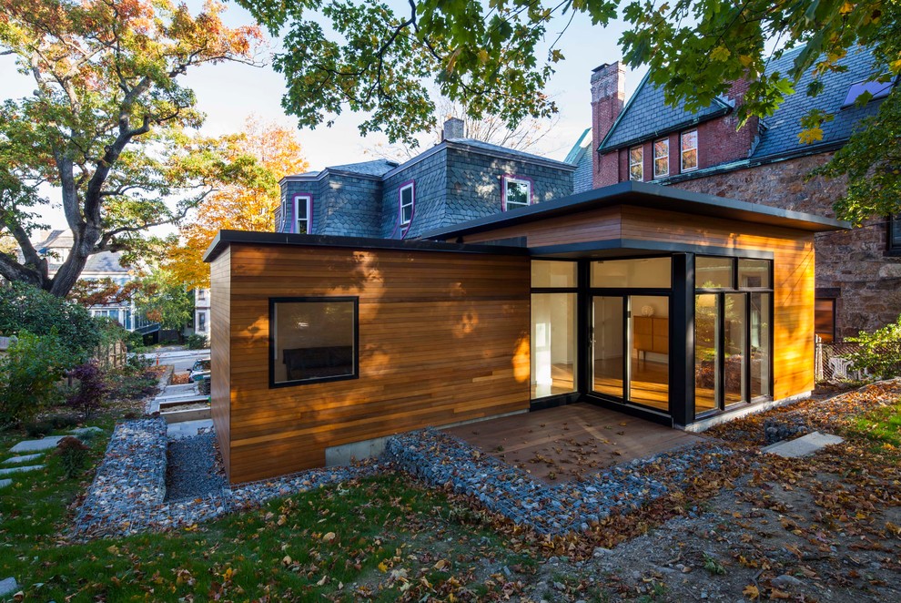 Idee per la facciata di una casa moderna con rivestimento in legno e abbinamento di colori