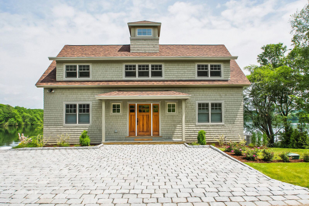 Mittelgroße, Zweistöckige Urige Holzfassade Haus mit Satteldach und grüner Fassadenfarbe in Burlington