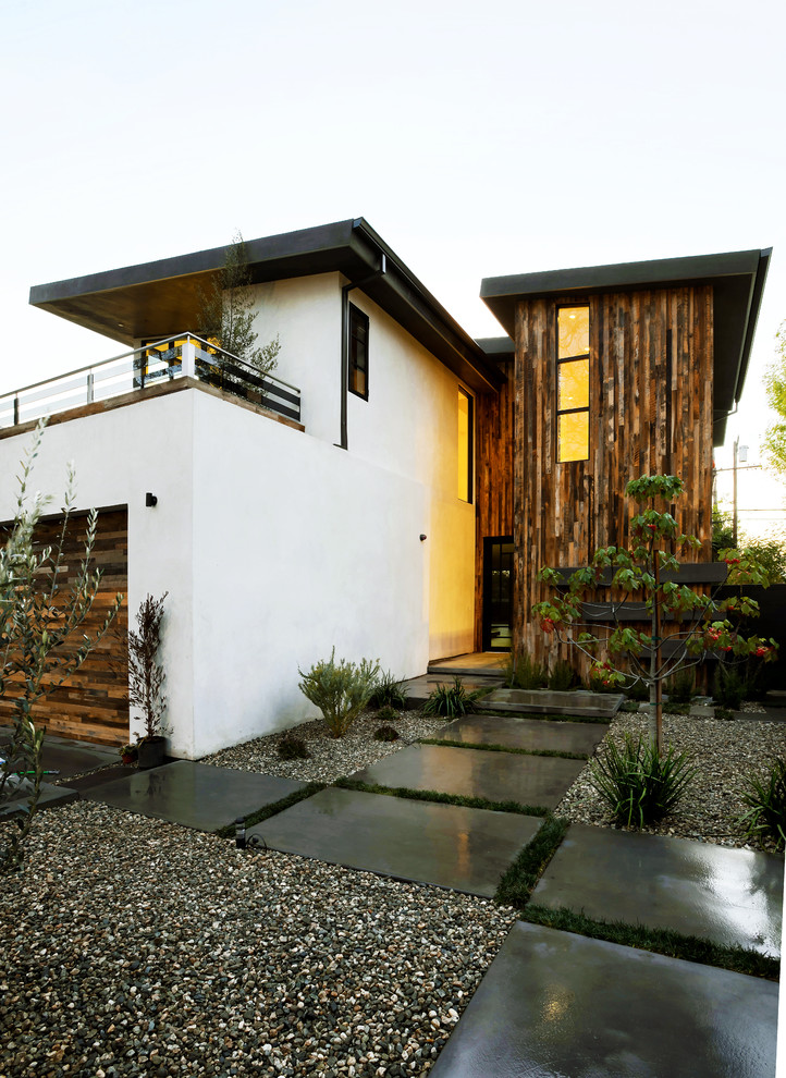 Diseño de fachada multicolor contemporánea grande de dos plantas con revestimiento de madera y tejado plano