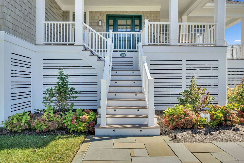 Maritimes Einfamilienhaus mit Lehmfassade, grauer Fassadenfarbe, Satteldach und Schindeldach in Sonstige