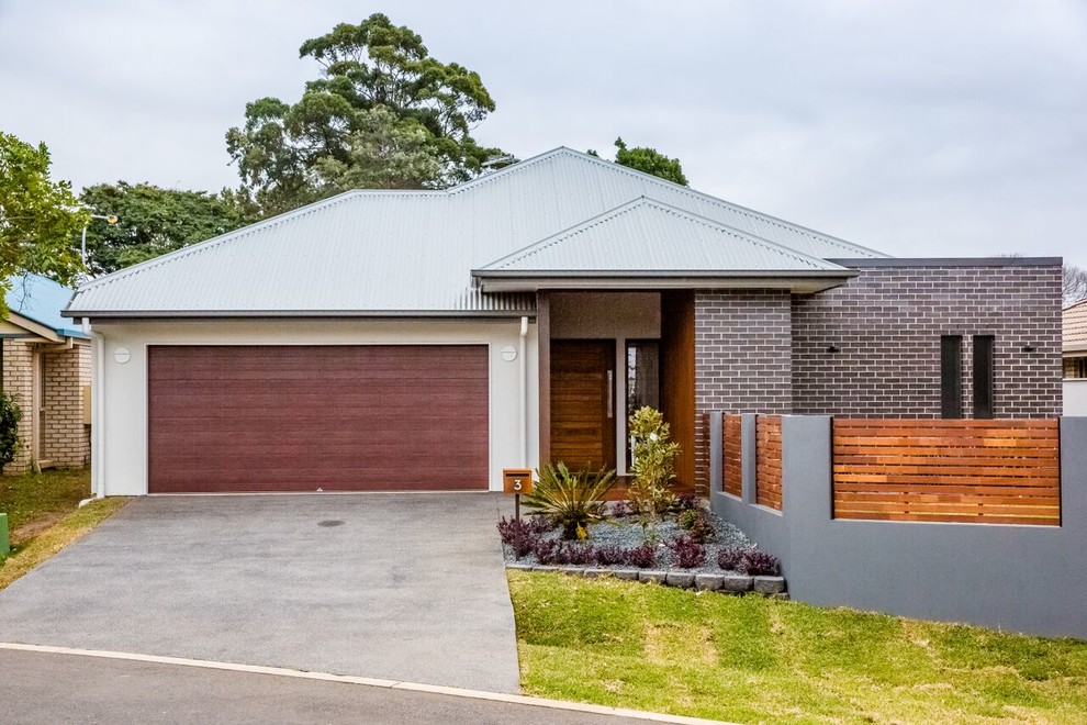 Small and gey contemporary bungalow brick house exterior in Brisbane.