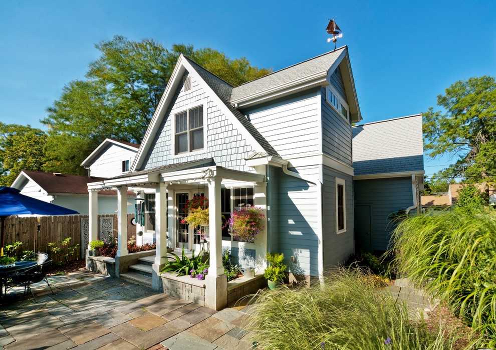 Стильный дизайн: двухэтажный, синий, маленький частный загородный дом в классическом стиле с комбинированной облицовкой, двускатной крышей, крышей из гибкой черепицы и серой крышей для на участке и в саду - последний тренд