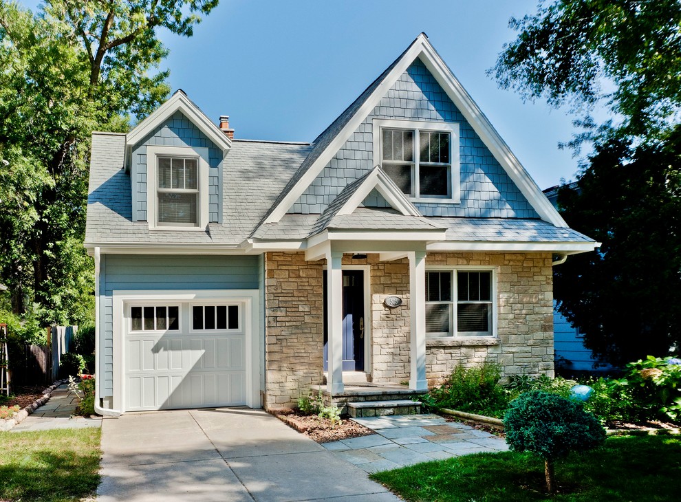 Kleines, Zweistöckiges Klassisches Einfamilienhaus mit Mix-Fassade, blauer Fassadenfarbe, Satteldach, Schindeldach und grauem Dach in Sonstige