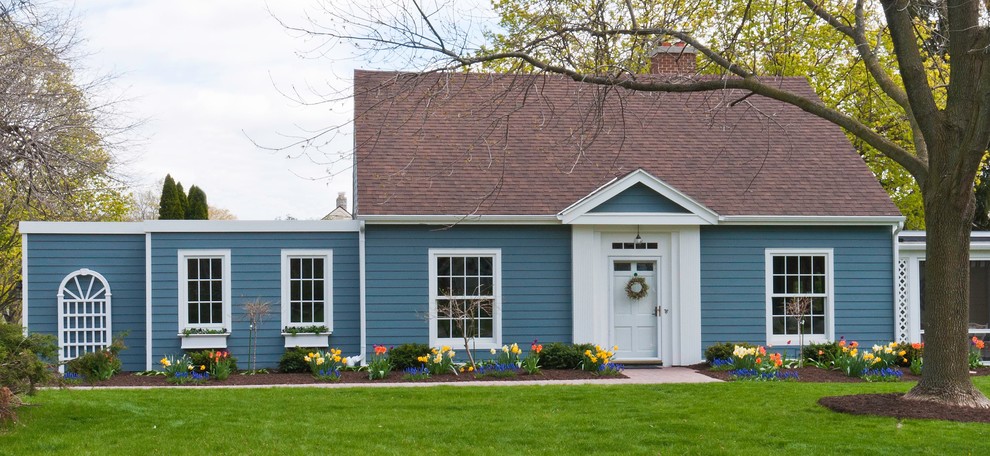 Diseño de fachada de casa azul y marrón tradicional de tamaño medio de dos plantas con revestimiento de metal, tejado a dos aguas, tejado de teja de madera y tablilla