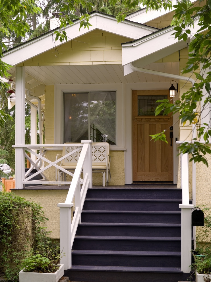 Стильный дизайн: желтый, деревянный, одноэтажный частный загородный дом среднего размера в стиле кантри с двускатной крышей - последний тренд