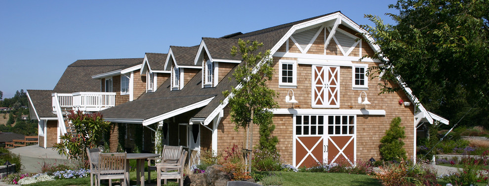 Immagine della facciata di una casa classica a due piani con rivestimento in legno