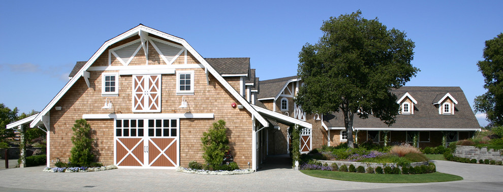 Foto della facciata di una casa classica a due piani con rivestimento in legno