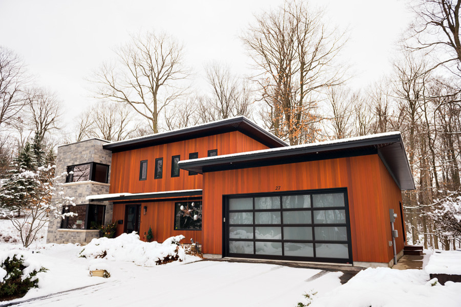 Mittelgroße, Zweistöckige Moderne Holzfassade Haus mit brauner Fassadenfarbe und Flachdach in Toronto