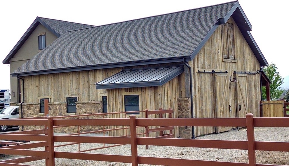 Foto della facciata di una casa country con rivestimento in legno