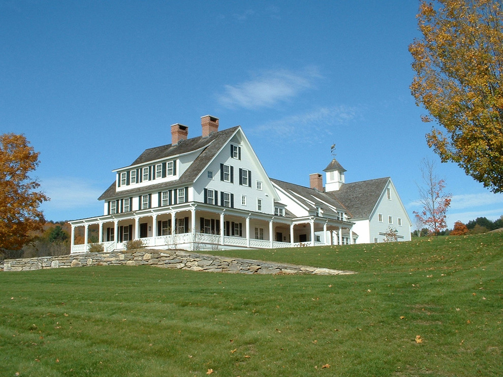 Aménagement d'une grande façade de maison blanche campagne en bois à deux étages et plus avec un toit à deux pans.