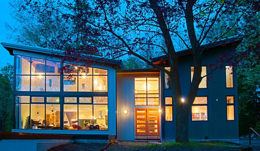 На фото: дом в современном стиле с облицовкой из металла и односкатной крышей с