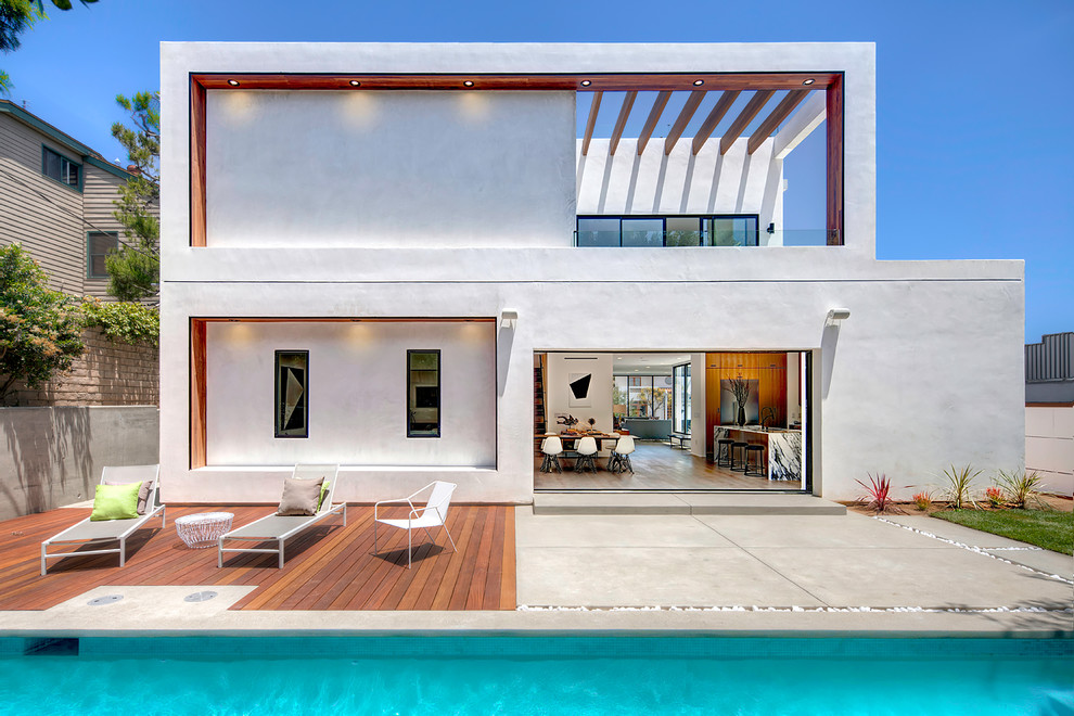 Diseño de fachada blanca minimalista grande de dos plantas con tejado plano y revestimiento de estuco