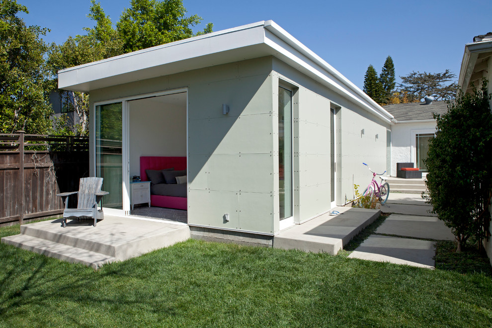Idées déco pour une petite façade de maison verte contemporaine en panneau de béton fibré de plain-pied avec un toit plat.