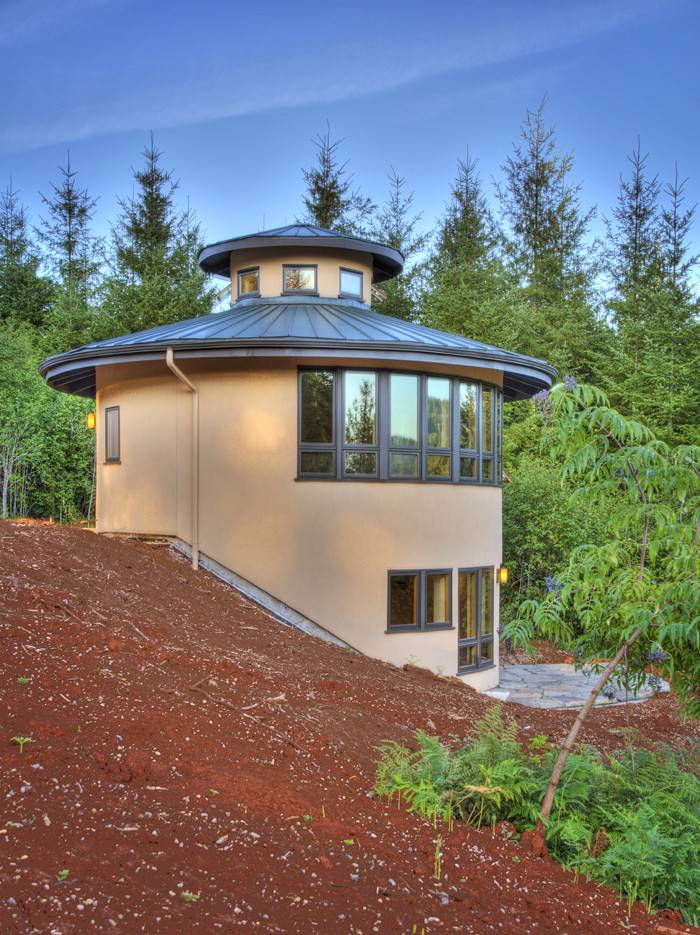 Идея дизайна: двухэтажный, бежевый дом среднего размера в стиле модернизм с облицовкой из цементной штукатурки