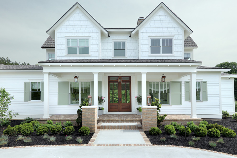 Mittelgroßes, Dreistöckiges Country Einfamilienhaus mit Faserzement-Fassade, weißer Fassadenfarbe, Satteldach und Misch-Dachdeckung in Grand Rapids