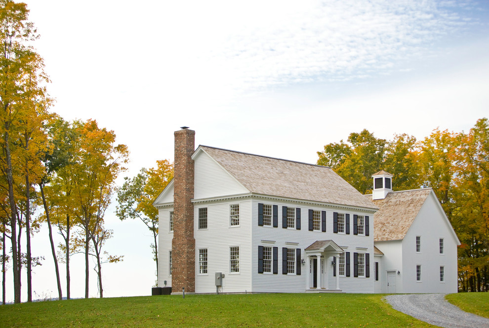 Zweistöckiges Klassisches Haus mit weißer Fassadenfarbe in Burlington