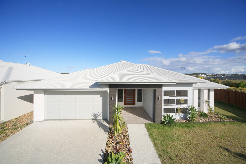 Modernes Haus mit Faserzement-Fassade, weißer Fassadenfarbe und Walmdach in Brisbane