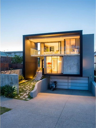На фото: большой, трехэтажный, серый дом в современном стиле с облицовкой из бетона с